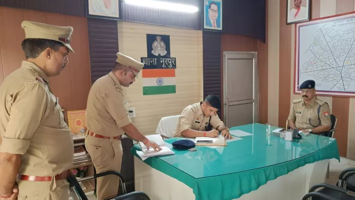 Bijnor News: थाने का निरीक्षण करने पहुंचे एसपी बिजनौर।