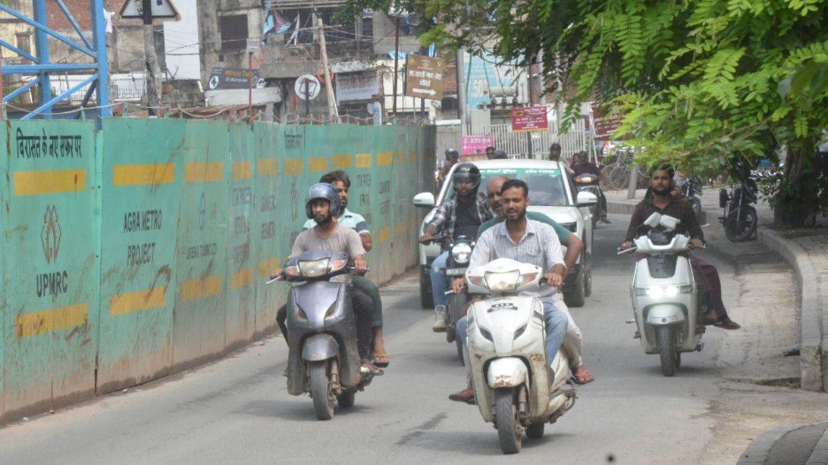 https://www.jagranimages.com/images/newimg/21092025/21_09_2025-agra_metro_bericade_24054605.jpg