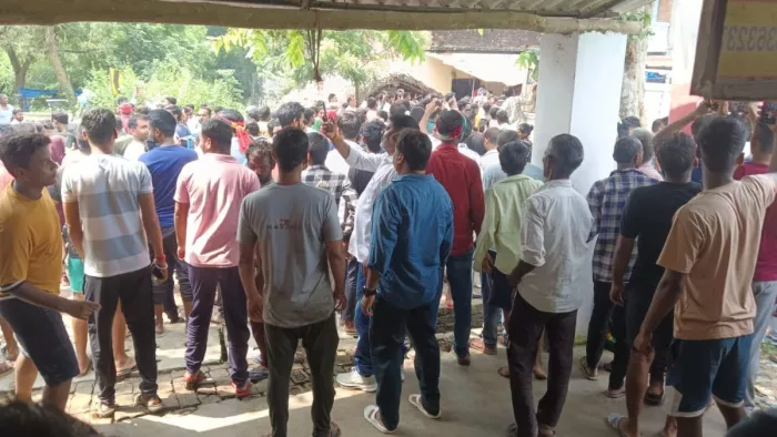प्रेमिका से मिलने के लिए मोबाइल टावर पर चढ़ा प्रेमी।