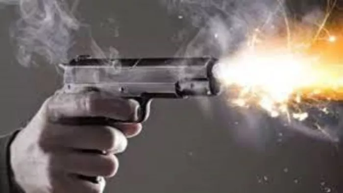 प्रयागराज के एयरपोर्ट थाना इलाके के भीटी गांव में युवक को गोली मारकर घायल कर दिया गया।