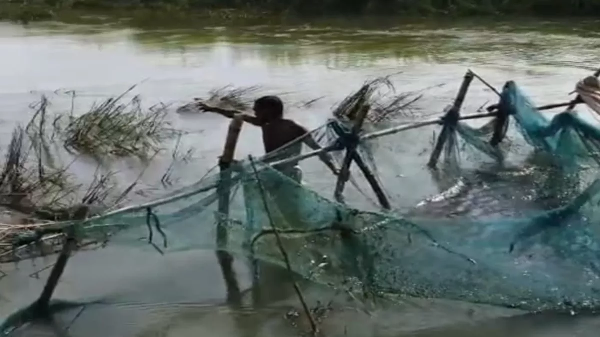 बल‍िया में मछली माफिया ने रोका नदी का जल प्रवाह, हजारों एकड़ खेती पर संकट