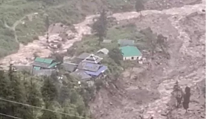 हिमाचल प्रदेश में नदी का बहाव मुड़ने से रिहायशी क्षेत्र में आई बाढ़। जागरण आर्काइव