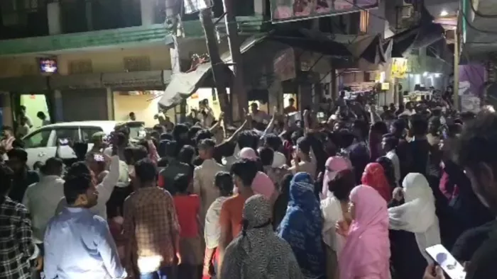 उन्नाव में आई लव मोहम्मद जुलूस के दौरान पुलिसकर्मियों पर पथराव किया गया। जागरण