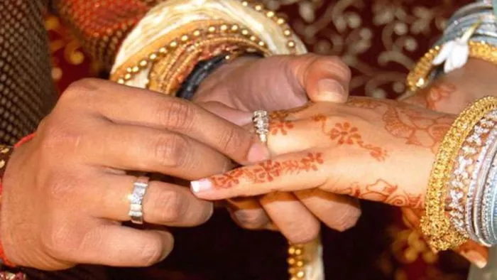 सगाई की रस्म में लेन-देन पर बात बिगड़ने से दोनों पक्षों में चले लाठी-डंडे।