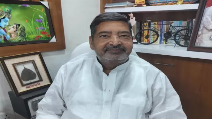 जल परिवहन सेवा की सफलता पर भी सवाल उठाए और इसे गरीबों के लिए नुकसानदायक बताया।