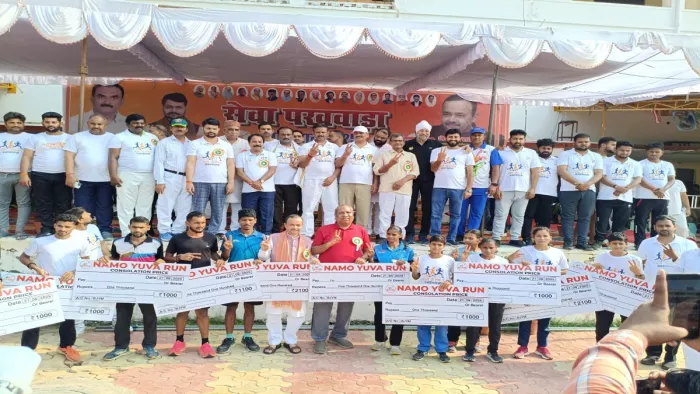 Namo Marathon प्रयागराज में नमो मैराथन के शुभारंभ अवसर पर उपस्थित अतिथगण और खिलाड़ी। जागरण