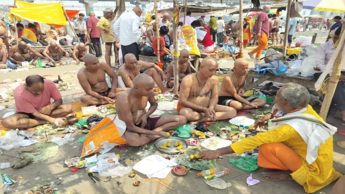 Pitru Visarjan 2025 प्रयागराज के संगम तट पर पितरों की शांति के लिए पिंडदान करते लोग। जागरण