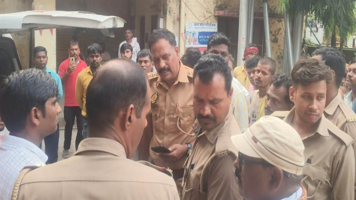 https://www.jagranimages.com/images/newimg/21092025/21_09_2025-police5_24055285.jpg