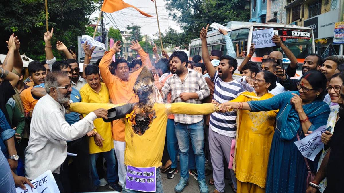 https://www.jagranimages.com/images/newimg/21092025/21_09_2025-protest_24055206_171454422.jpg