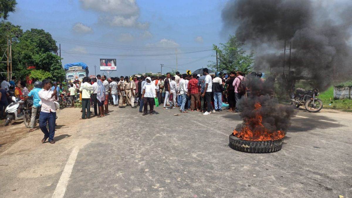 https://www.jagranimages.com/images/newimg/21092025/21_09_2025-raxaul_road_accident_24055056.jpg