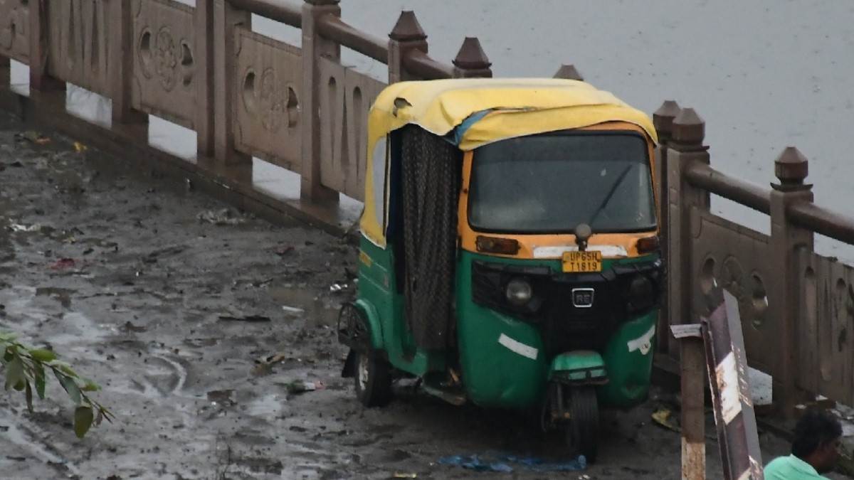 https://www.jagranimages.com/images/newimg/21092025/21_09_2025-riksha_24055059.jpg