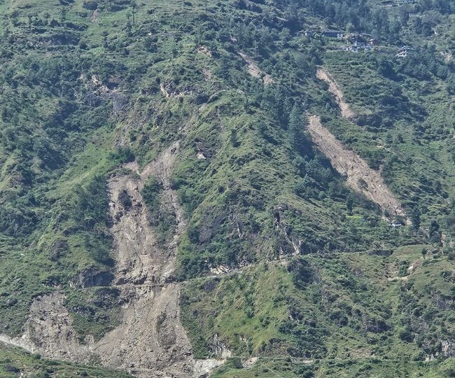 कुल्लू के मातला गांव में डेढ़ किलोमीटर तक पड़ गई दरारें, लोगों में भय और बेबसी; ऐतिहासिक मंदिर भी खतरे में 2 Kullu%20Village%20Landslide
