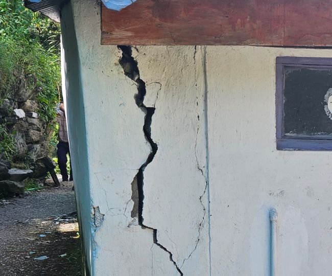 कुल्लू के मातला गांव में डेढ़ किलोमीटर तक पड़ गई दरारें, लोगों में भय और बेबसी; ऐतिहासिक मंदिर भी खतरे में 3 Matla%20Village%20Kullu