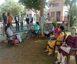 आरकेएसडी कालेज में दाखिला संबंधी जानकारी लेने के लिए पहुंचे विद्यार्थी।