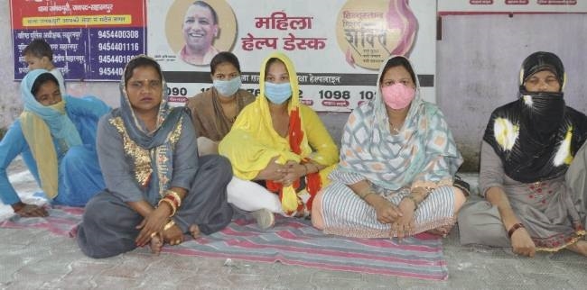पुलिस से खफा महिलाएं जनकपुरी थाने के अंदर धरने पर बैठी