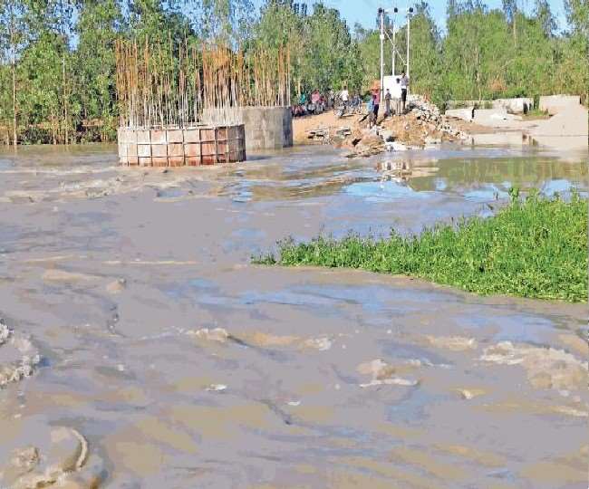 temporary bridge built on shankha river in bareilly shed flood water entered in more than 15 villages