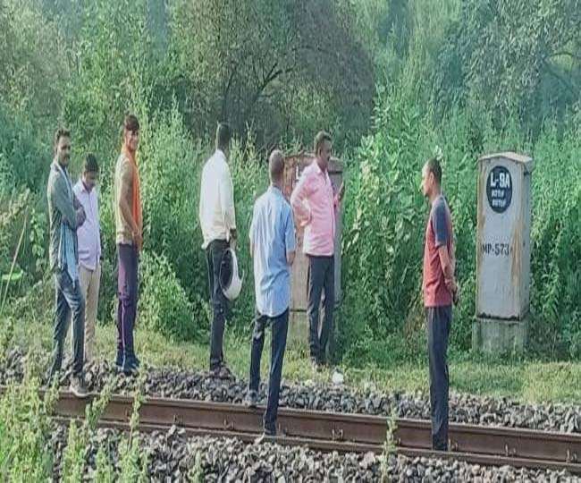 बांसजोड़ा में डीसी रेल लाइन का निरीक्षण करते रेलवे अधिकारी-कर्मचारी।