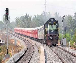 इनमें रांची-पटना एसी एक्सप्रेस, हावड़ा-पुरुलिया एक्सप्रेस समेत 8 जोड़ी ट्रेनें शामिल हैं।