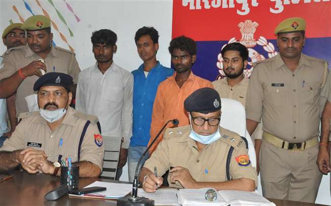 मीरजापुर पुलिस लाइन सभागार में पकड़े गए हत्यारोपितों के बारे में मीडिया कर्मियों को जानकारी देते एसपी।