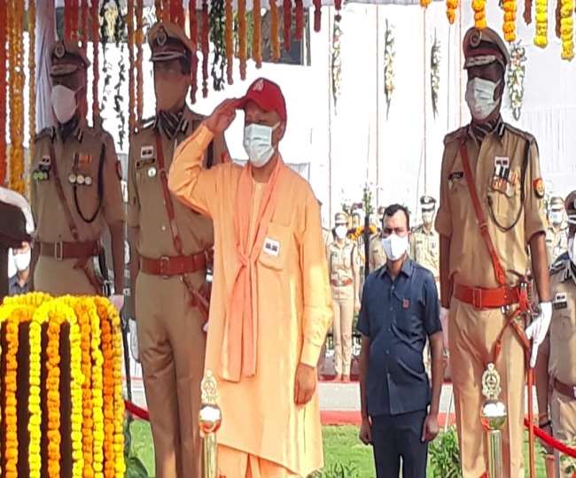 मुख्यमंत्री योगी आदित्यनाथ ने गुरुवार को पुलिस स्मृति दिवस पर लखनऊ पुलिस लाइंस में शोक परेड की सलामी ली