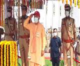मुख्यमंत्री योगी आदित्यनाथ ने गुरुवार को पुलिस स्मृति दिवस पर लखनऊ पुलिस लाइंस में शोक परेड की सलामी ली