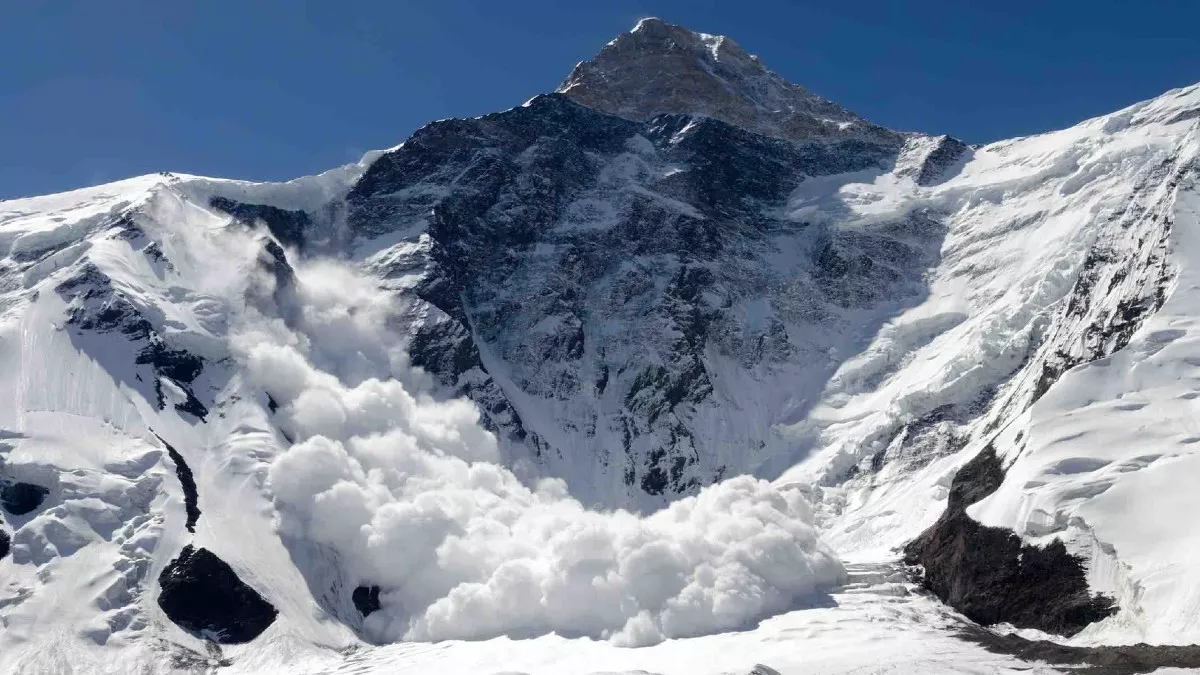 Jammu Kashmir : कश्मीर के पहाड़ी क्षेत्रों में हिमस्खलन का खतरा, प्रशासन की चेतावनी