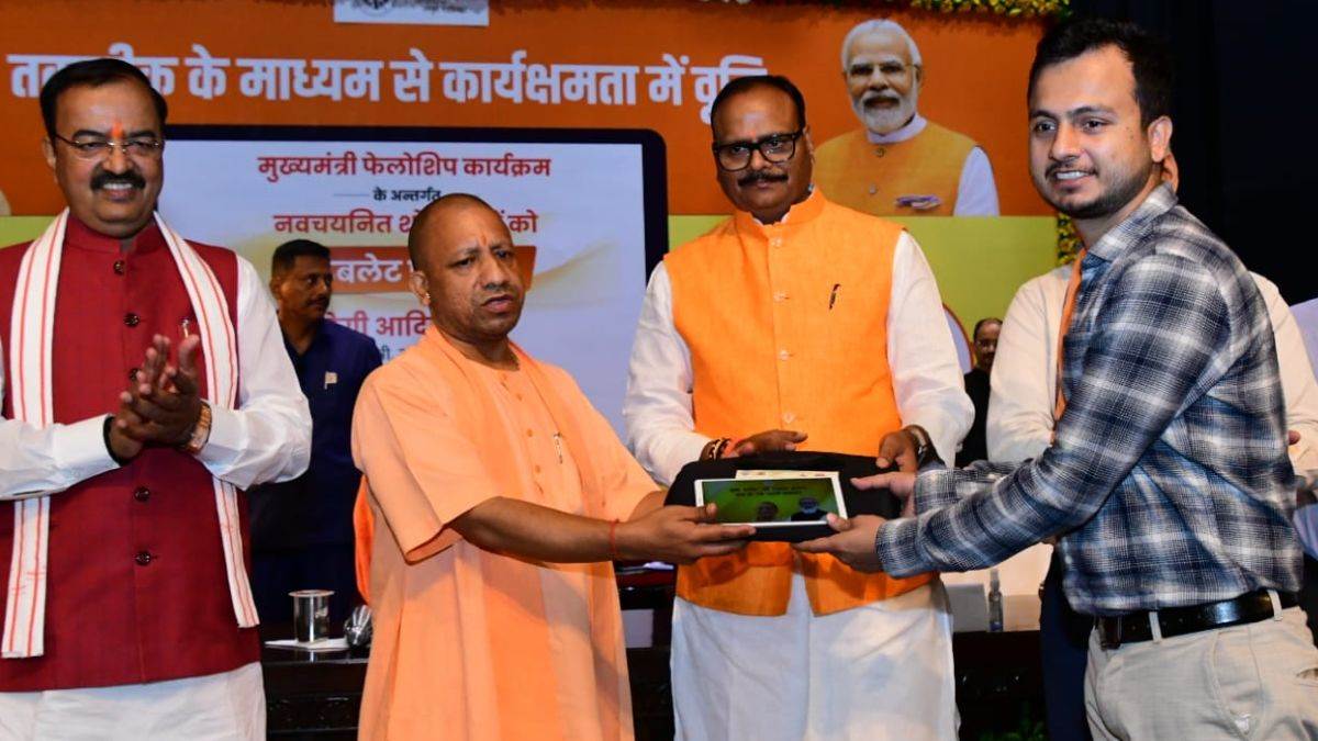 सीएम योगी आदित्यनाथ ने शोध छात्र-छात्राओं को प्रदान किया टैबलेट,  बोले-ग्रामीण विकास की यात्रा में सहभागी बनें - Research Scholars CM Yogi  Adityanath gave Tablets ...