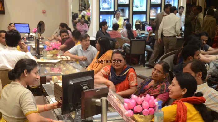 dhanteras 2022: बाजार में धनतेरस के लिए खरीदारी के लिए दुकानों पर भीड़। Picture Amit Shivhare
