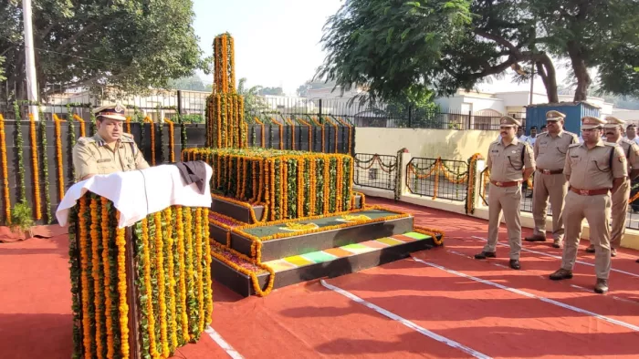 स्मृति दिवस के अवसर पर डीआइजी दीपक कुमार शहीद पुलिसकर्मियों को सलामी दी। फोटो जागरण