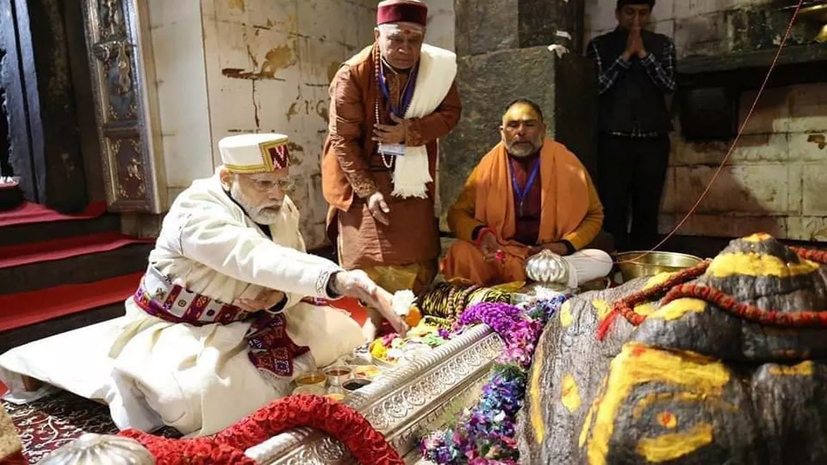 PM Modi Kedarnath Visit: प्रधानमंत्री ने 22 मिनट तक की बाबा केदार की पूजा, रुद्राभिषेक कर चढ़ाया चांदी का छत्र - PM Modi Kedarnath Visit Narendra Modi Perform Puja In Kedarnath Temple