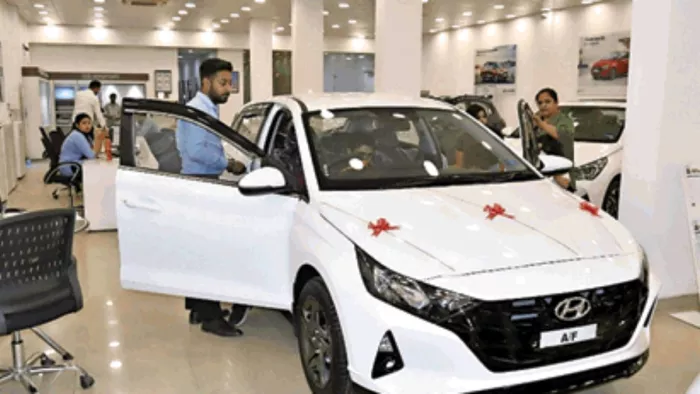 धनतेरस को लेकर फिरोजपुर रोड पर कार बुक करवाने के लिए पहुंचे लोग l (जागरण)