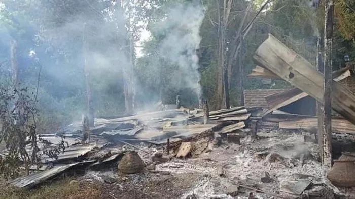हाईस्कूल शिक्षक का सिर कलम कर गेट पर लटकाया शव