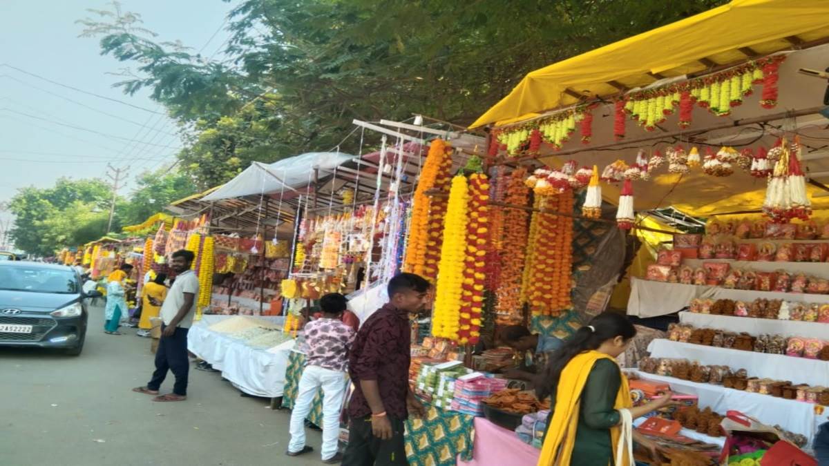 https://www.jagranimages.com/images/newimg/21102022/21_10_2022-pratapgarh_diwali_market_23155346.jpg