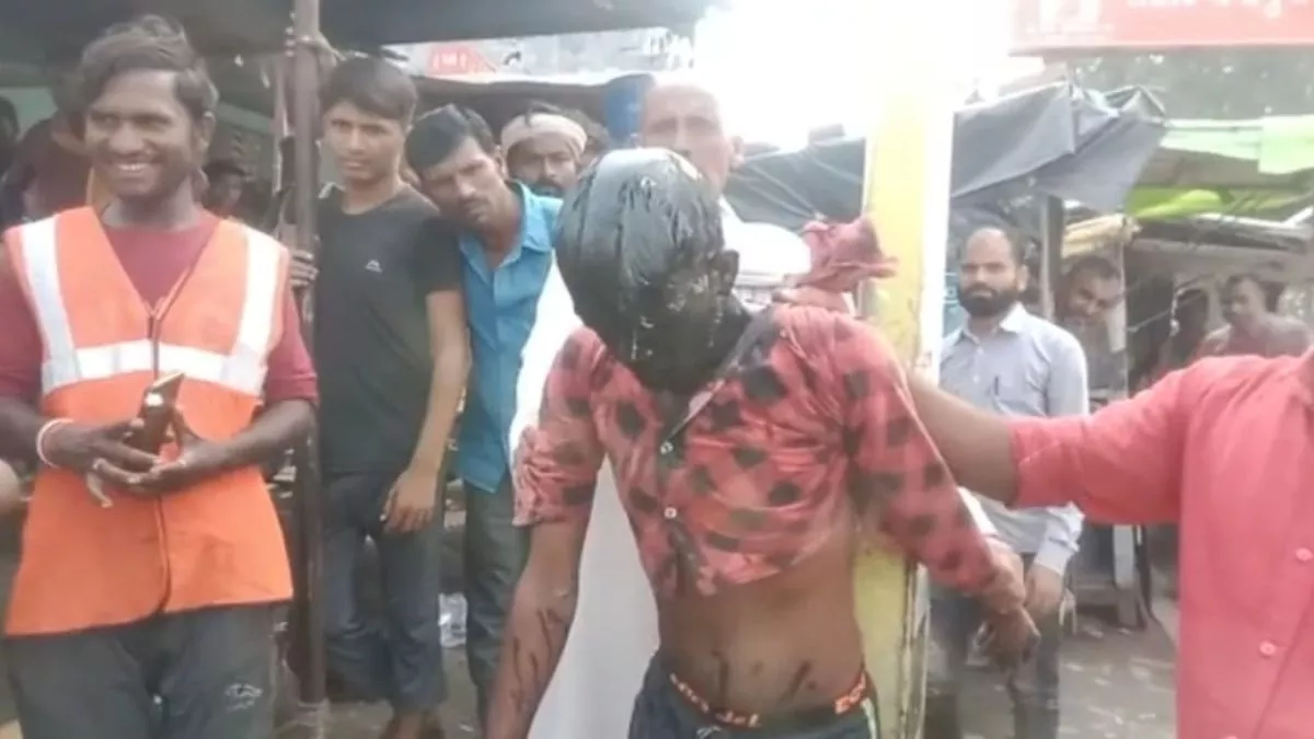 UP News: बहराइच में युवक के चेहरे पर कालिख पोतकर घुमाया, खंभे से बांधकर पीटा-वीडि‍यो वायरल