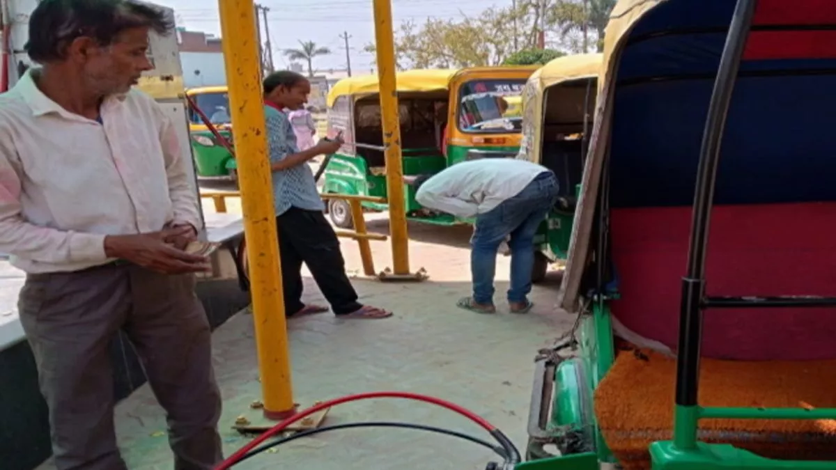 CNG Price Hike: दीपावली से पहले अलीगढ़ में वाहन चालाकों को झटका, बढ़ गए सीएनजी पर दाम
