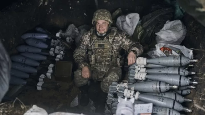 Ukraine Russia War: मोर्टार के साथ मोर्चे पर डटा एक यूक्रेनी सैनिक (AP Photo)