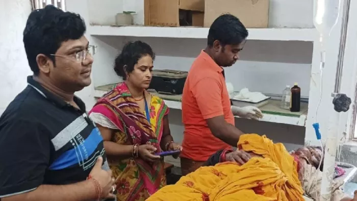 जख्मी महिला का इलाज करते चिकित्सक। जागरण