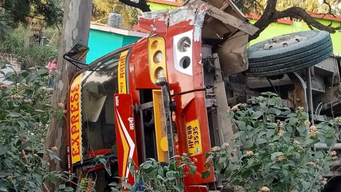 मंडी से पठानकोट जा रही बस शनिवार शाम भदरोआ में पलटी