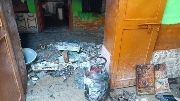 हिसार के अग्रोहा में एक मकान में लगी भीषण आग