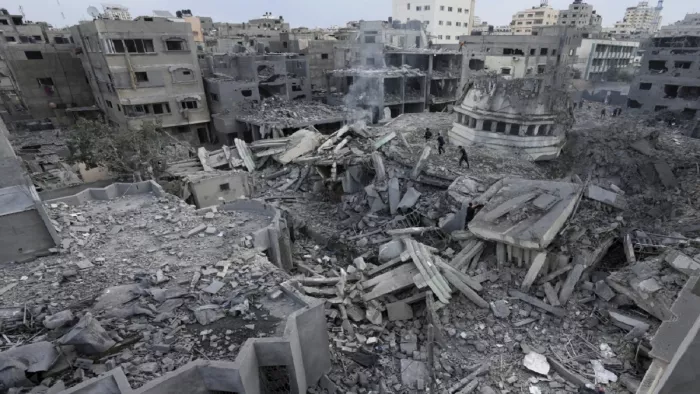 Israel-Hamas War: इजरायल-हमास युद्ध को लेकर सोशल मीडिया पर फेक दावों की झड़ी (फोटो एपी)