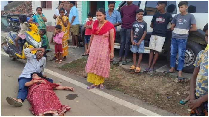 जमीनी विवाद में महिला को बीच सड़क पीटा, नोच लिए बाल; पति बोला- पुलिस सिर्फ देखती रही