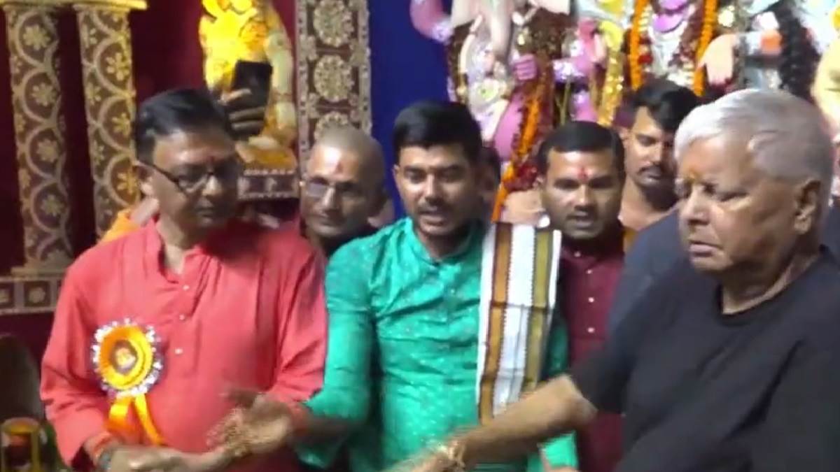 lalu yadav said mata had called me rjd chief offered prayers at durga puja pandal located at dak bungalow crossing in patna watch video