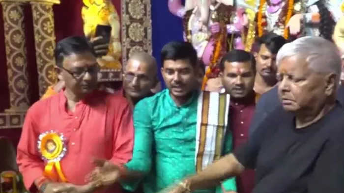 Video: 'माता ने मुझे बुलाया था...', Lalu Yadav ने पटना में डाक बंगला क्रॉसिंग स्थित दुर्गा पूजा पंडाल में की पूजा-अर्चना