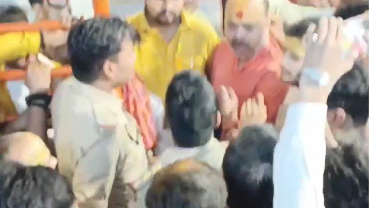police and panda clash at maa vindhyavasini dham in mirzapur dispute over entry into temple