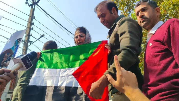फलस्तीन के समर्थन में उतरीं महबूबा मुफ्ती, हाथों में झंडा लेकर सड़कों पर किया प्रदर्शन
