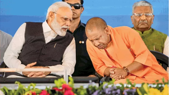 समारोह के दौरान उत्तर प्रदेश के मुख्यमंत्री योगी आदित्यनाथ के साथ प्रधानमंत्री नरेन्द्र मोदी