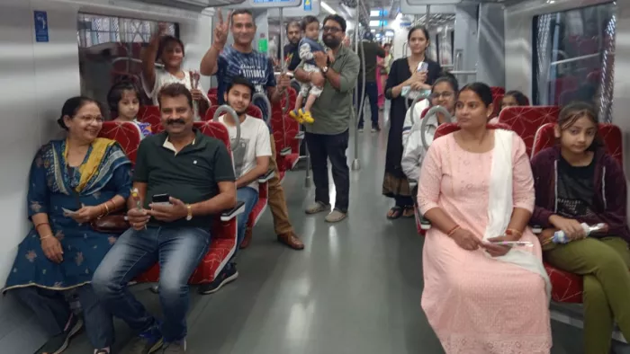 देश की पहली नमो भारत ट्रेन में सफर कर यात्री हुए उत्साहित।
