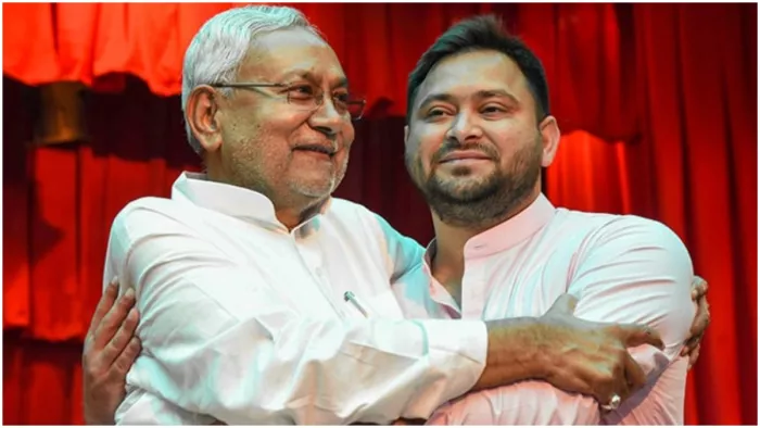 'ये बच्चा हम लोगों के साथ है...', तेजस्वी यादव की पीठ पर हाथ रख बोले CM नीतीश कुमार (फाइल फोटो)