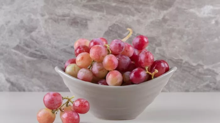 Red Grapes Health Benefits: लाल अंगूर खाने के हैं ढेरों फायदे