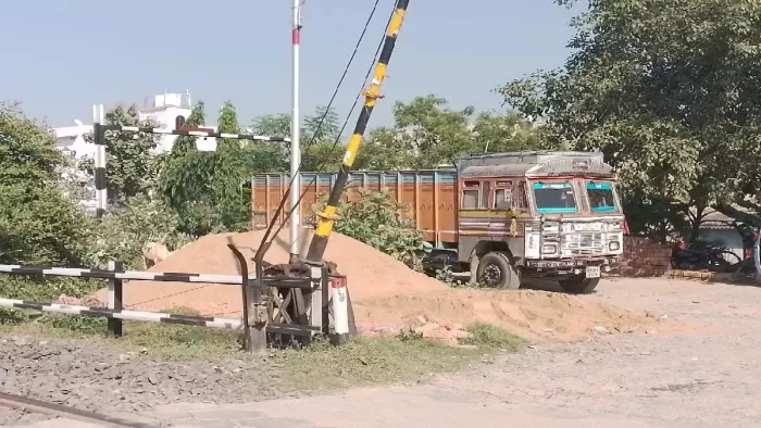 रेलवे गुमटी 12 सी के निकट खड़ा ट्रक।